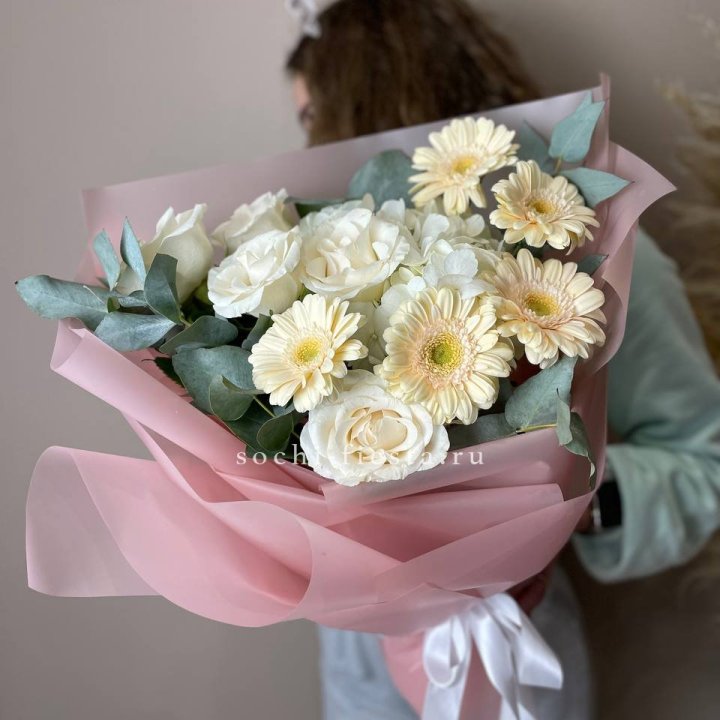 Букет роз, гортензии, гербер  в Бийске