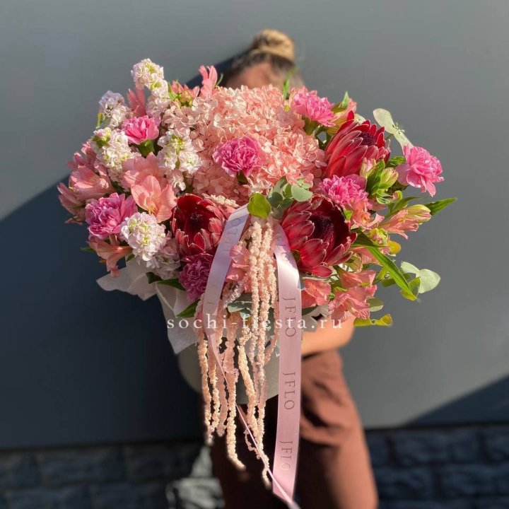 Коробка с цветами "Камикадзе" в Бийске