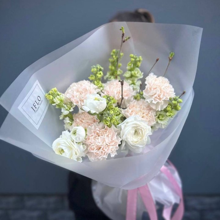 Букет маттиолы и ранункулюсов  в Бийске