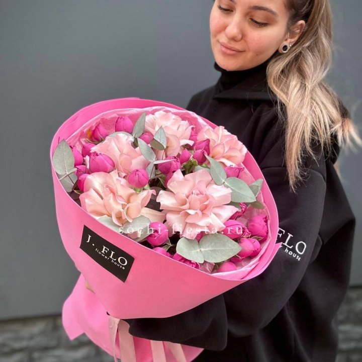 Букет французских и пионовидных роз "Ламиносо" в Бийске