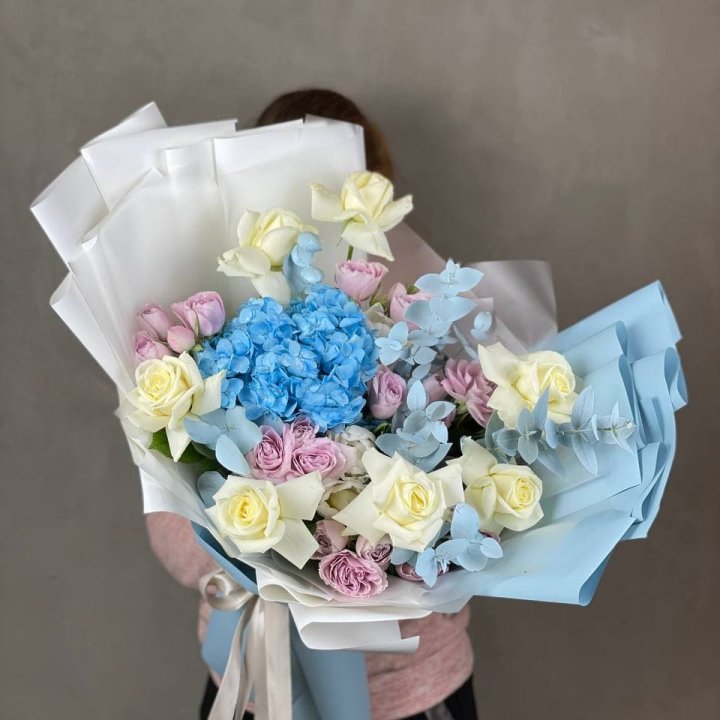 Дизайнерский букет "Блю скайфорт" в Бийске