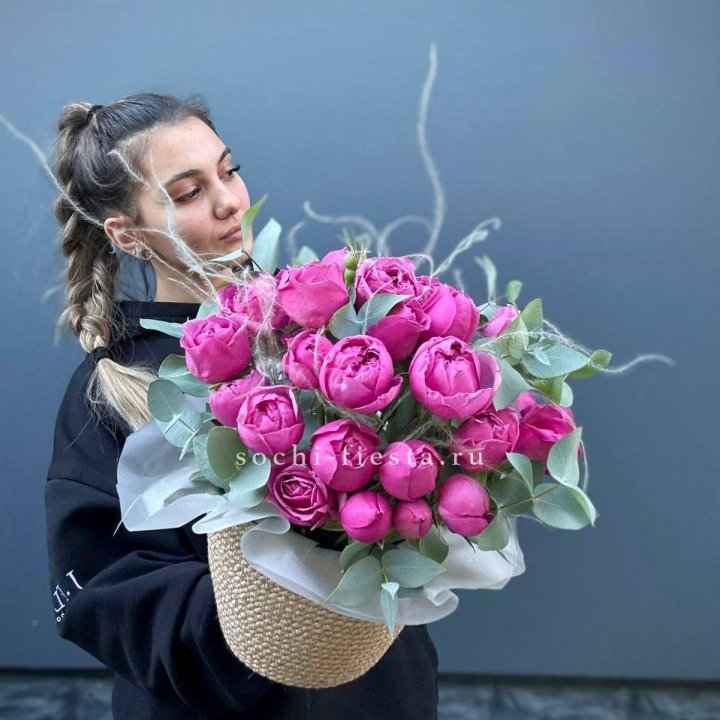 Пионовидные розы  в джутовом кашпо  в Бийске