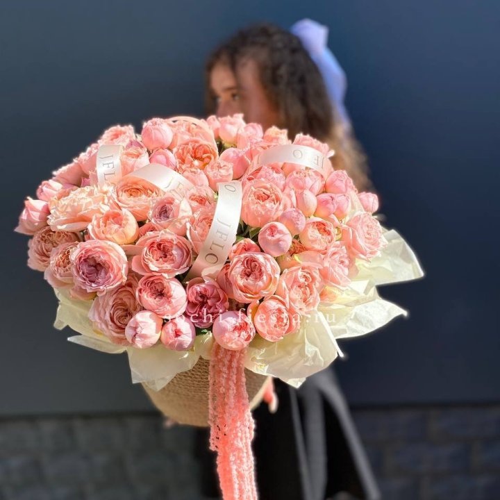 Кустовые розы Джульетта в джутовом кашпо в Бийске