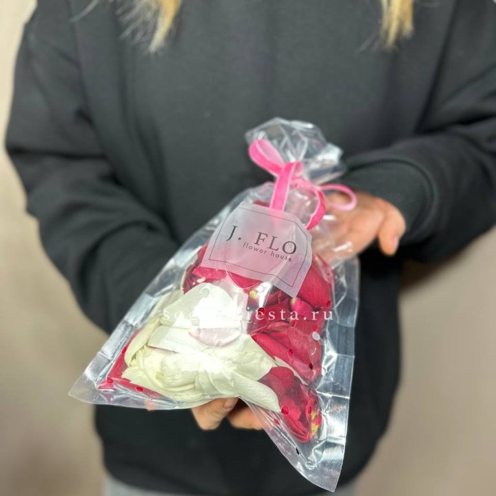 Лепестки роз в Бийске