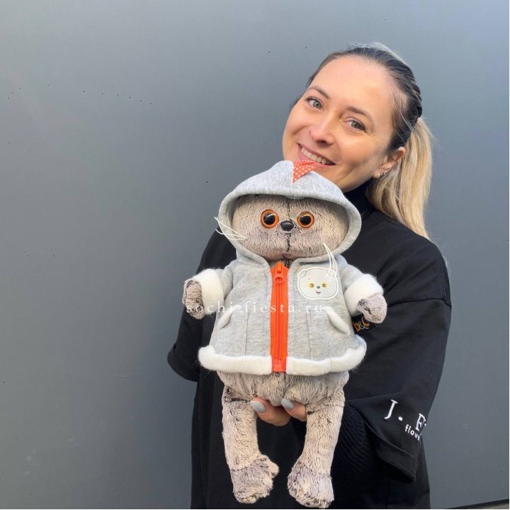 Кот Басик в толстовке в Бийске