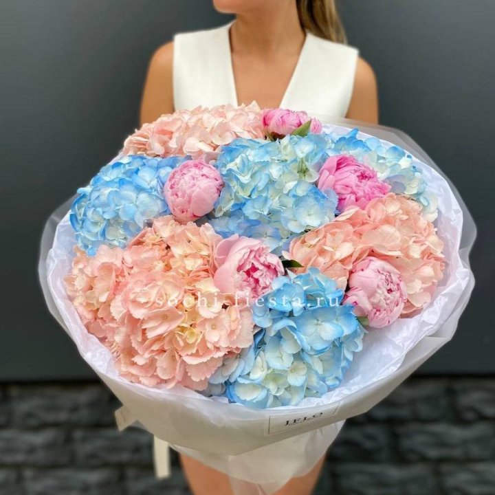 Дуобукет гортензии с пионами  в Бийске