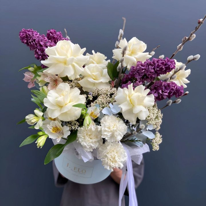 Цветочный бокс Французских роз и Сирени в Бийске