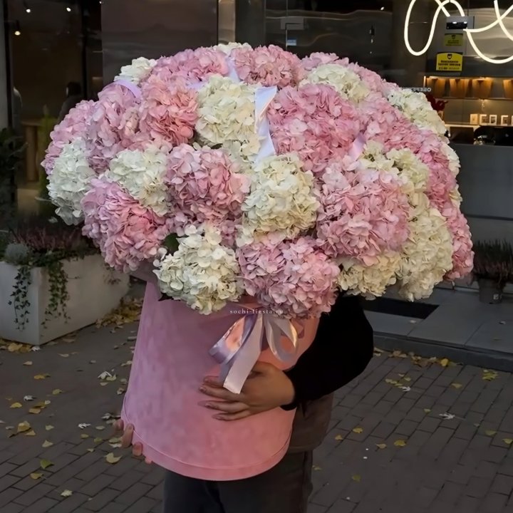 Дизайнерский цилиндр с гортензиями  в Бийске