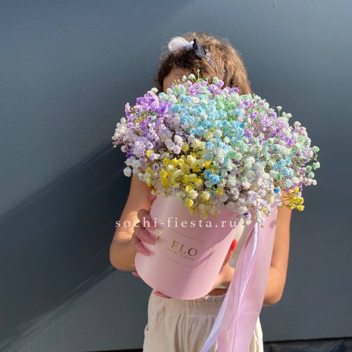 Радужные гипсофилы в шляпной коробке в Бийске