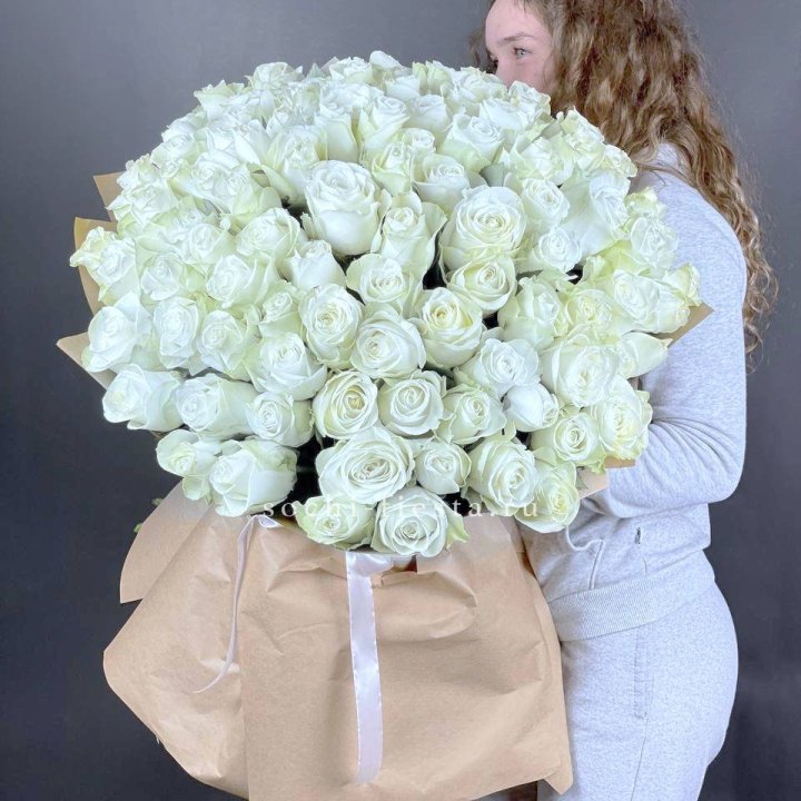 101 белая высокая импортная роза в Бийске