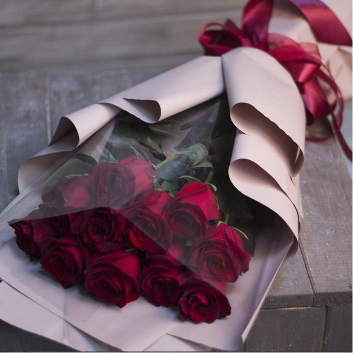 11 голландских роз в оформлении в Бийске