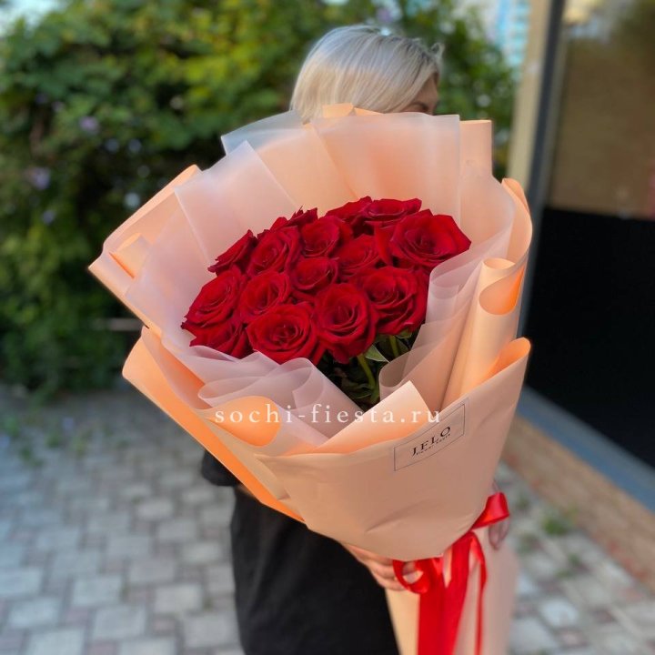 15 голландских роз в оформлении в Бийске