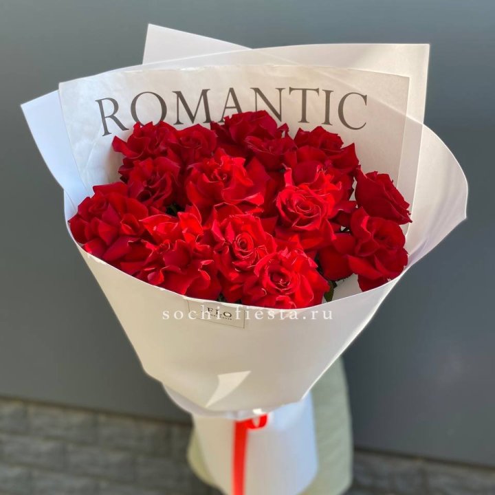 19 высоких роз в оформлении в Бийске