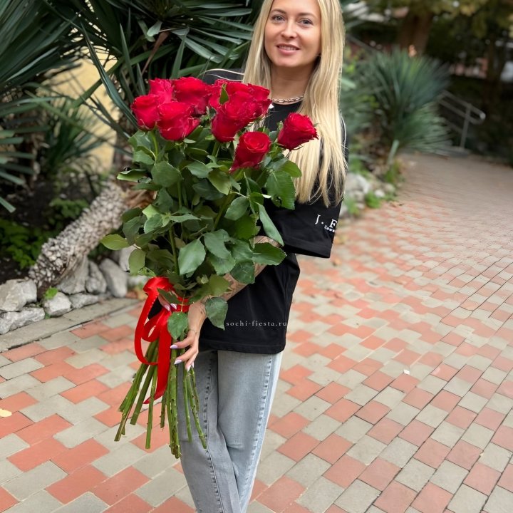 15 высоких красных роз в Бийске