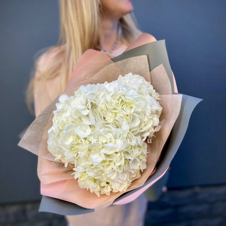 Букет из трёх белых гортензий в Бийске
