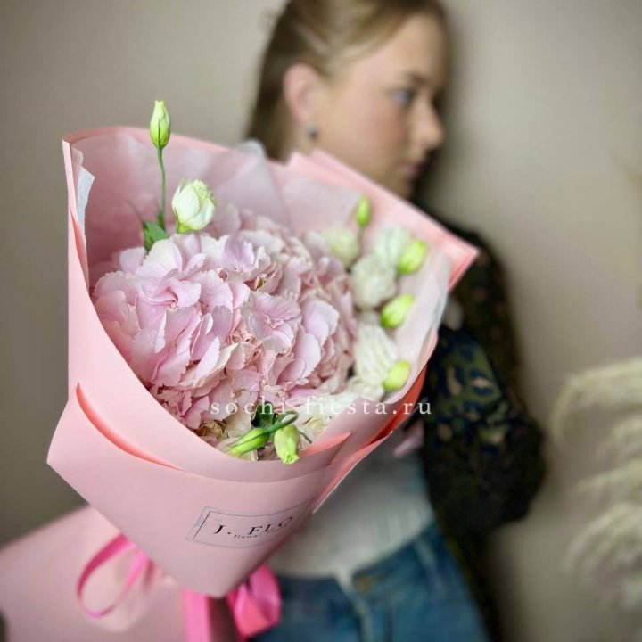 Букет с гортензией №2 в Бийске