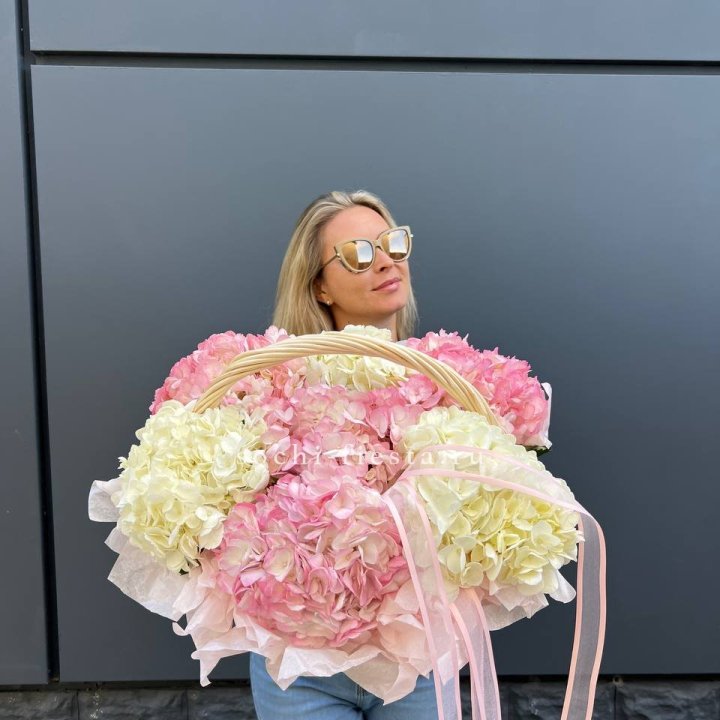 7 гортензий в корзине в Бийске