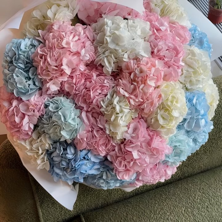 Букет гортензий микс в Бийске