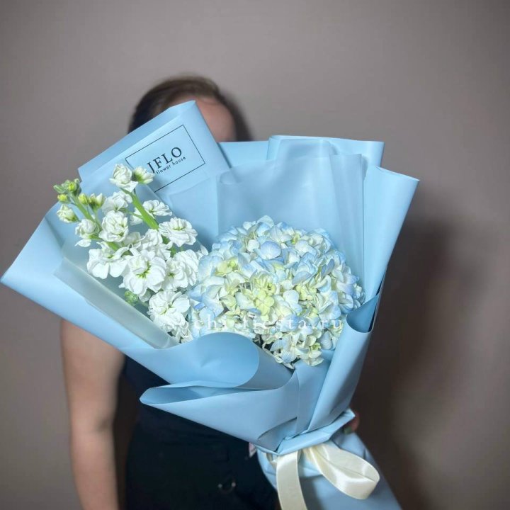 Гортензия голубая с маттиолой в Бийске