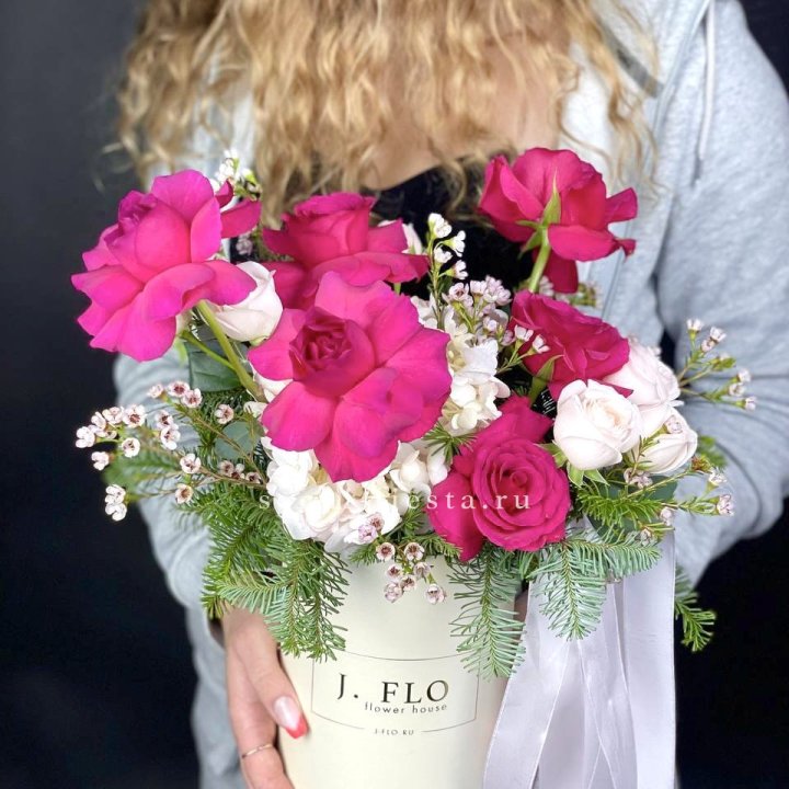 Новогодняя композиция в коробке пинк розе в Бийске