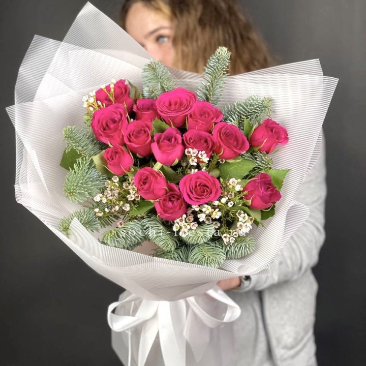 Новогодний букет Елки и Розы в Бийске