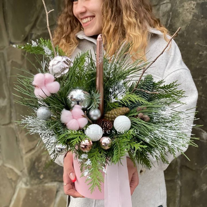 Новогодняя композиция в коробке пинк в Бийске