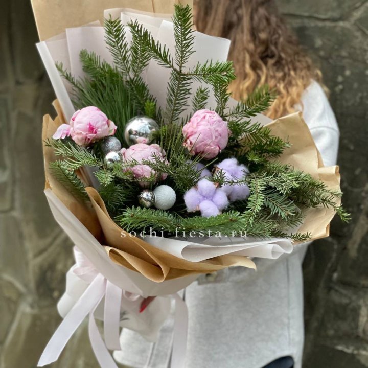 Новогодний букет с пионами  в Бийске