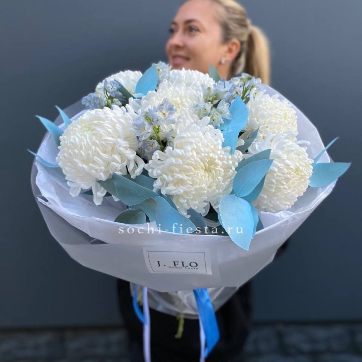 Букет хризантем Бигуди и дельфиниума  в Бийске