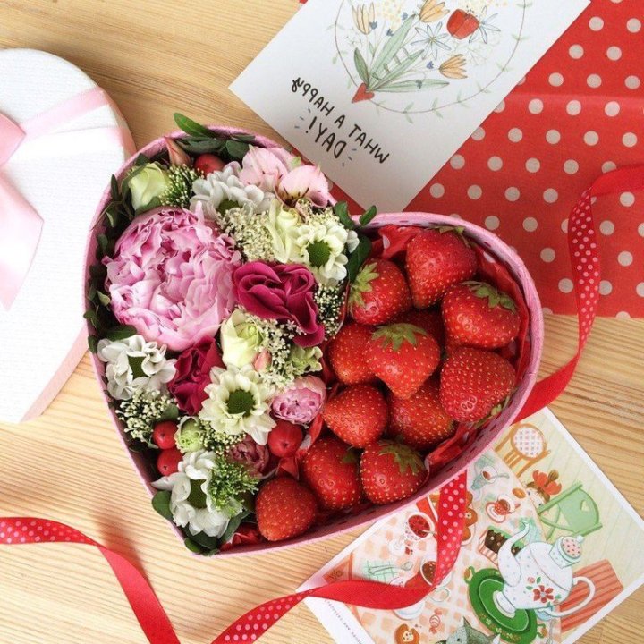 Бокс с клубникой и цветами в Бийске