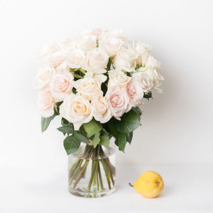 25 кремовых роз в Бийске