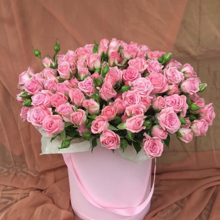 Кустовые розы в коробке в Бийске