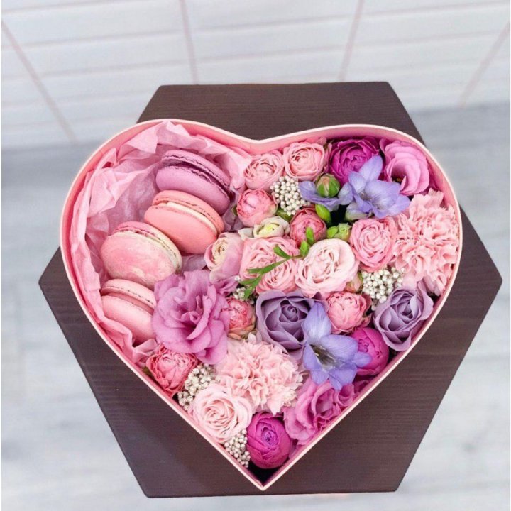 Бокс-сердце с макаронс  в Бийске