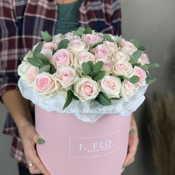 35 розовых роз в цилиндре в Бийске