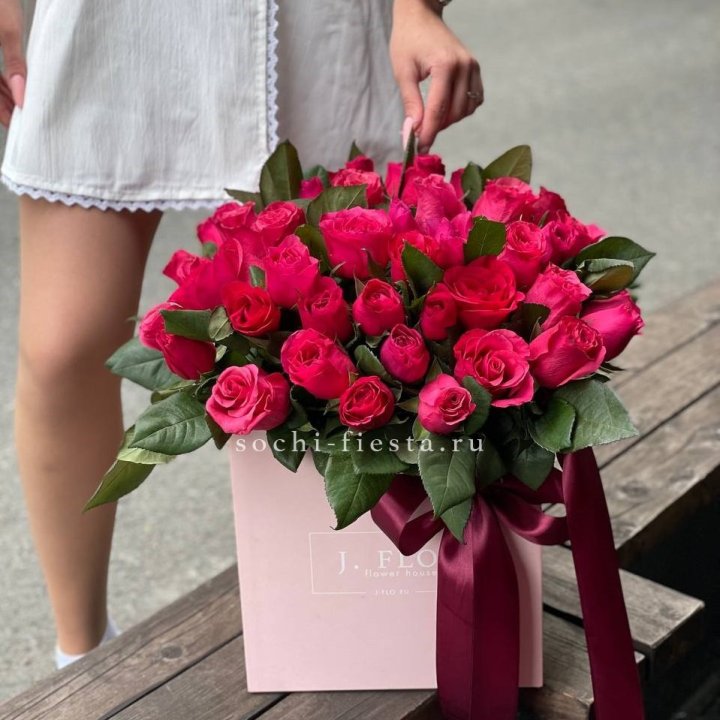 55 алых роз в кубе в Бийске