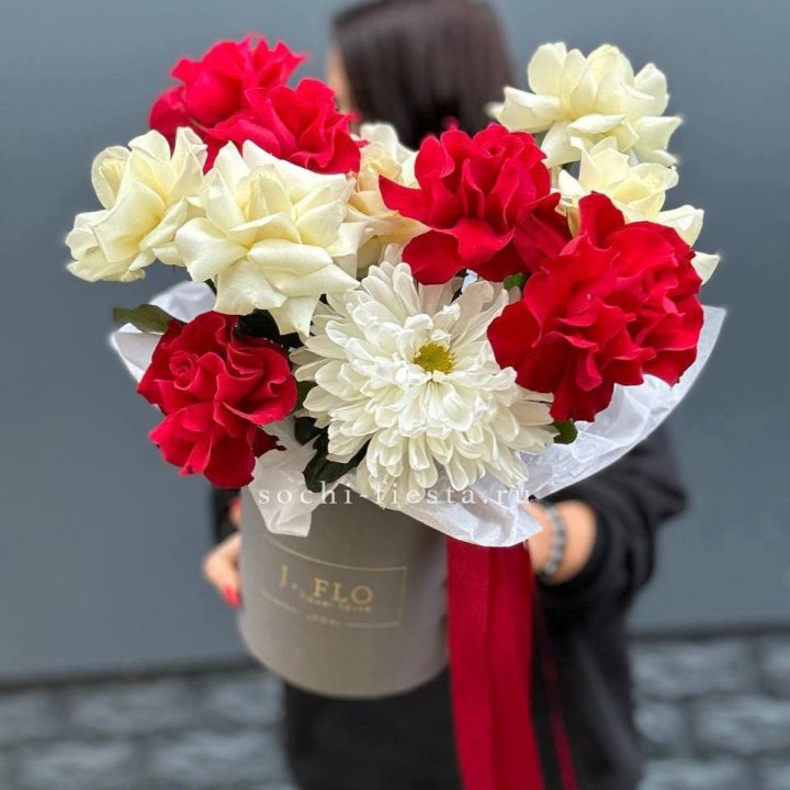 Французские розы с хризантемой в боксе в Бийске