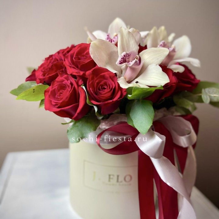 Розы и орхидеи в боксе в Бийске