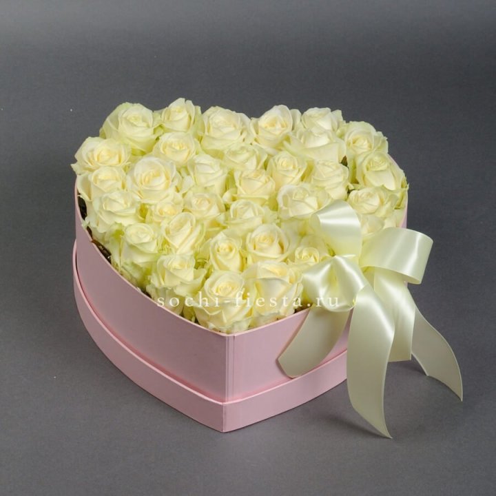 35 белых роз в коробке "Сердце" в Бийске