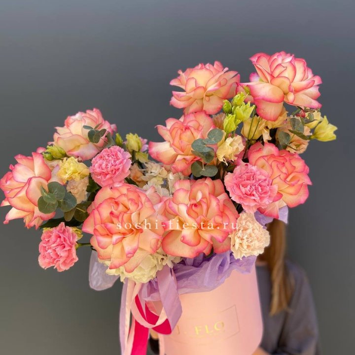 Бокс нежный с розами в Бийске