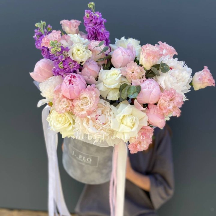 Дизайнерский цилиндр с пионами "Ривьера" в Бийске