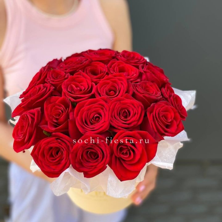 Красные розы в цилиндре в Бийске