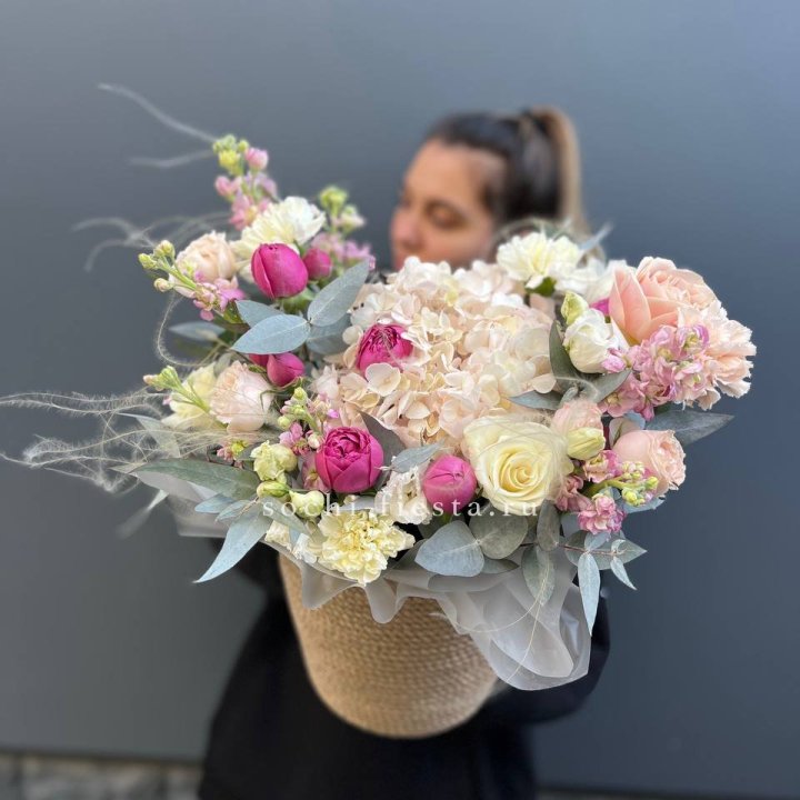 Цветочная композиция в джутовом боксе  в Бийске