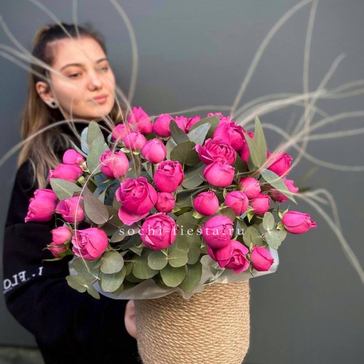 Пионовидные розы Мисти Бабблс в джутовом кашпо в Бийске