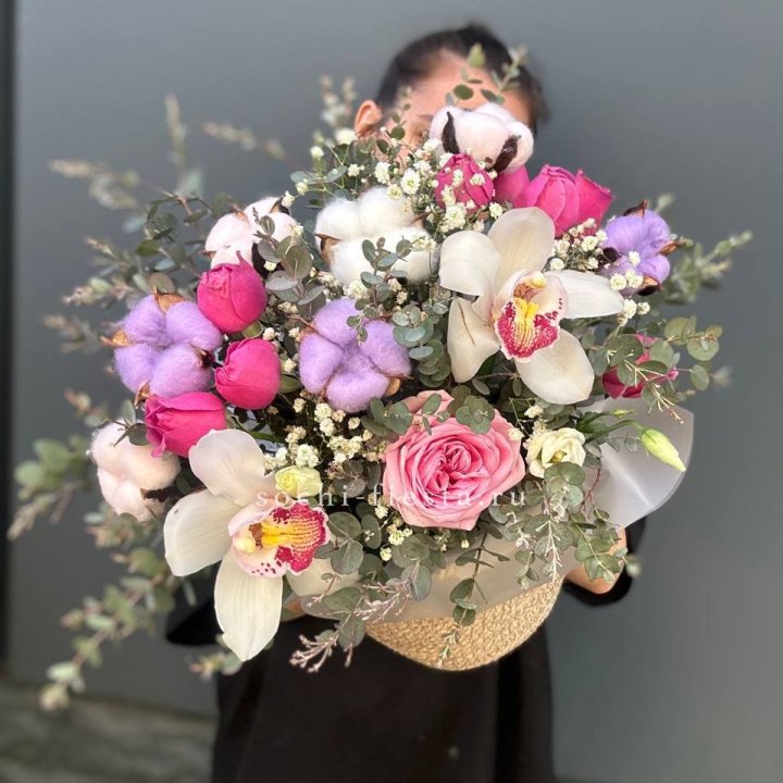 Орхидея и розы в джутовом кашпо в Бийске