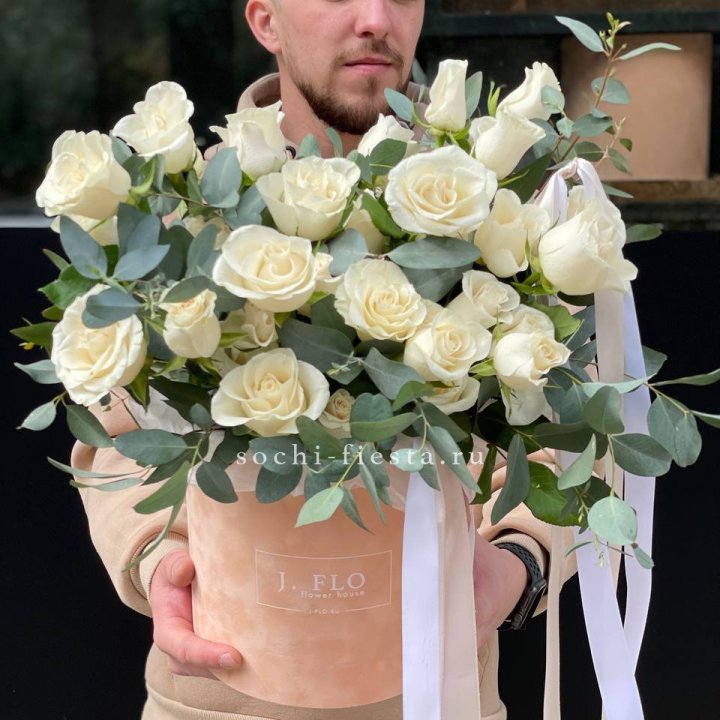 41 белая роз в бархатном боксе в Бийске