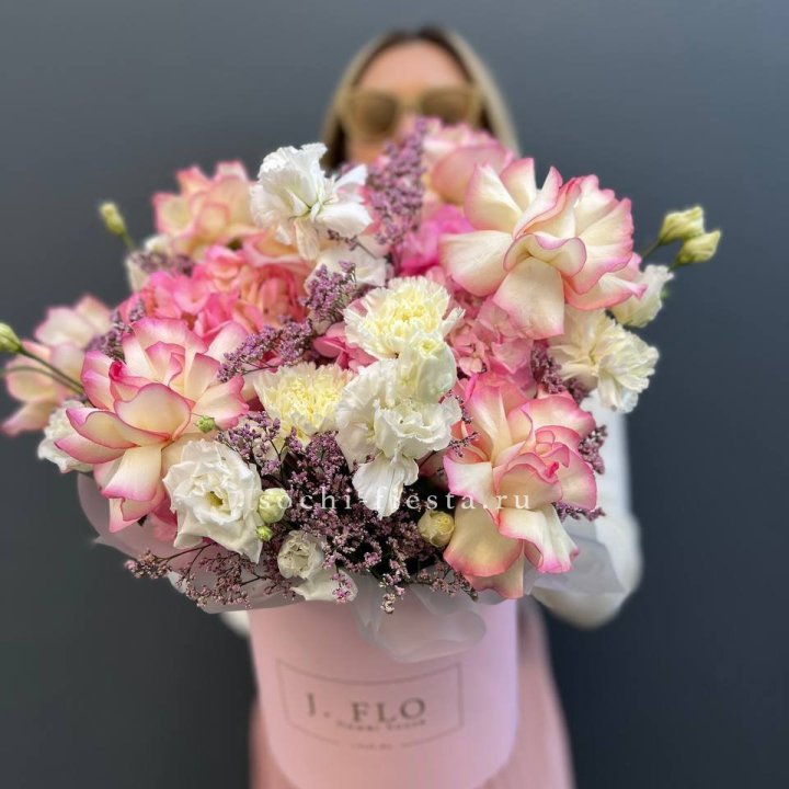 Цветочная композиция "Глория" в боксе в Бийске