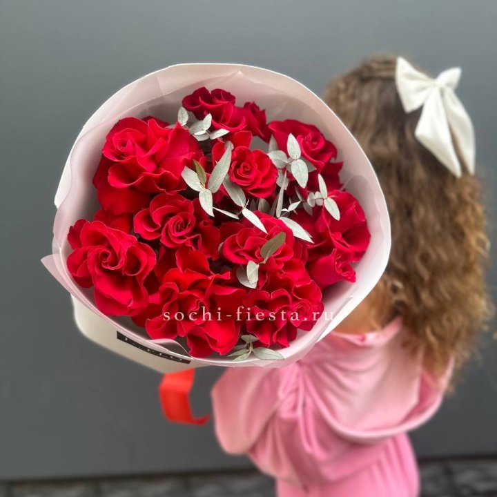 11 Красных французских роз в Бийске