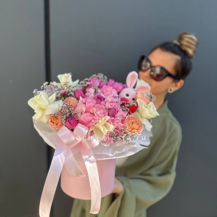 Дизайнерский цилиндр с игрушкой "Лола" в Бийске