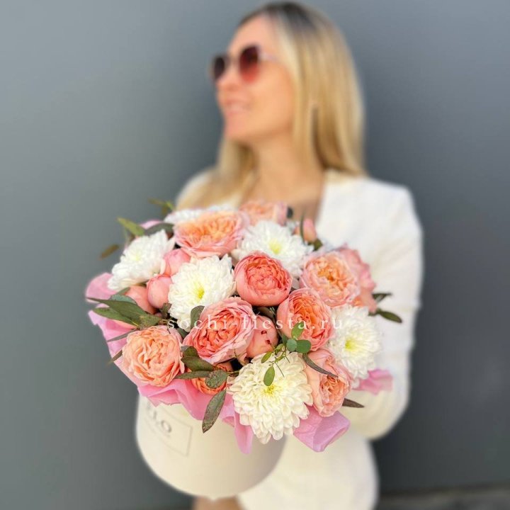 Нежная коробка с цветами в Бийске