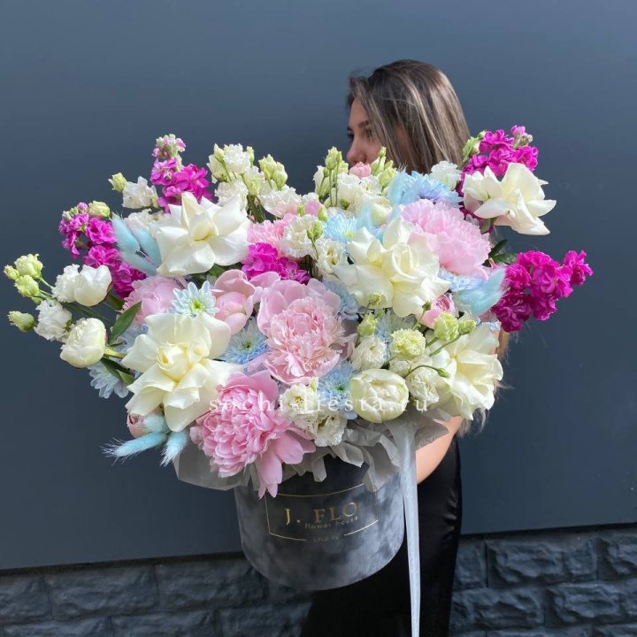 Дизайнерский цилиндр "Пионы гарден" в Бийске