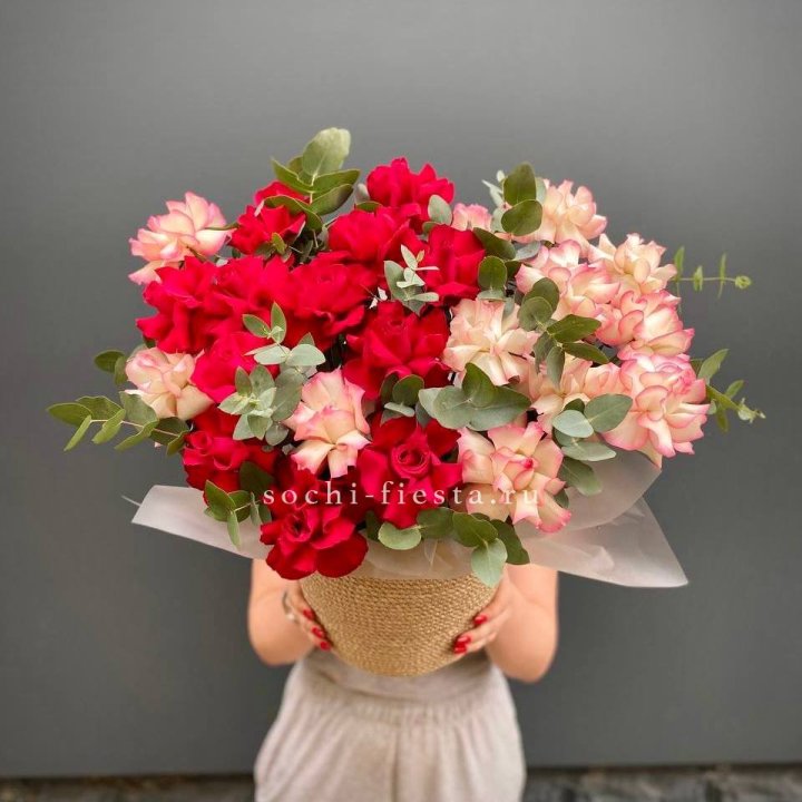 25 Французских роз в джутовом кашпо  в Бийске